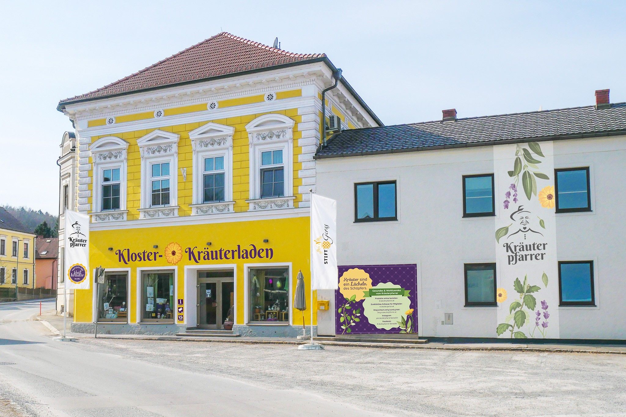 Außenansicht des Kräuterpfarrer-Zentrums mit gelbem Kloster-Kräuterladen und dekorativer Fassade.