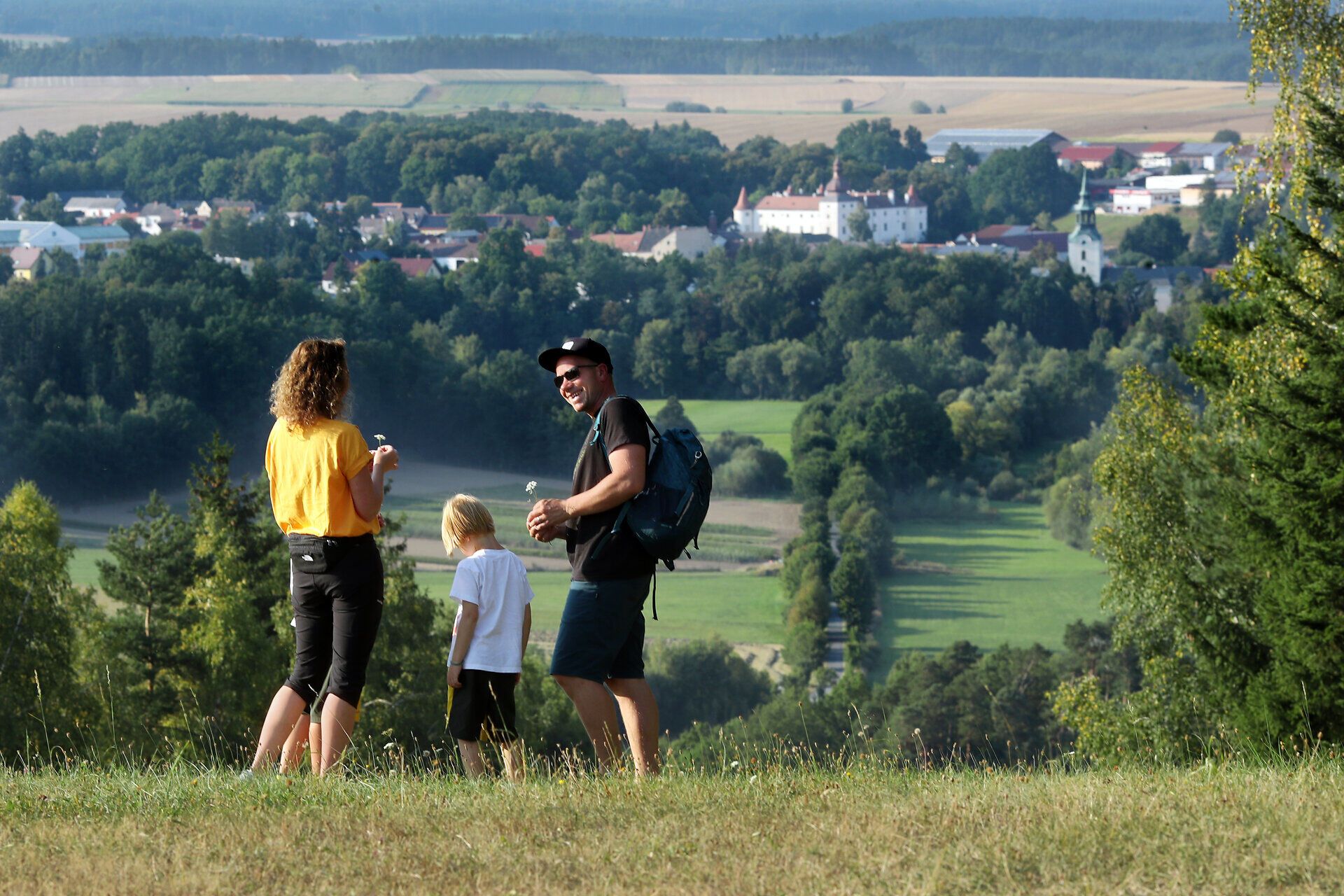 Eine Familie genießt die Aussicht im Naturpark Dobersberg. 