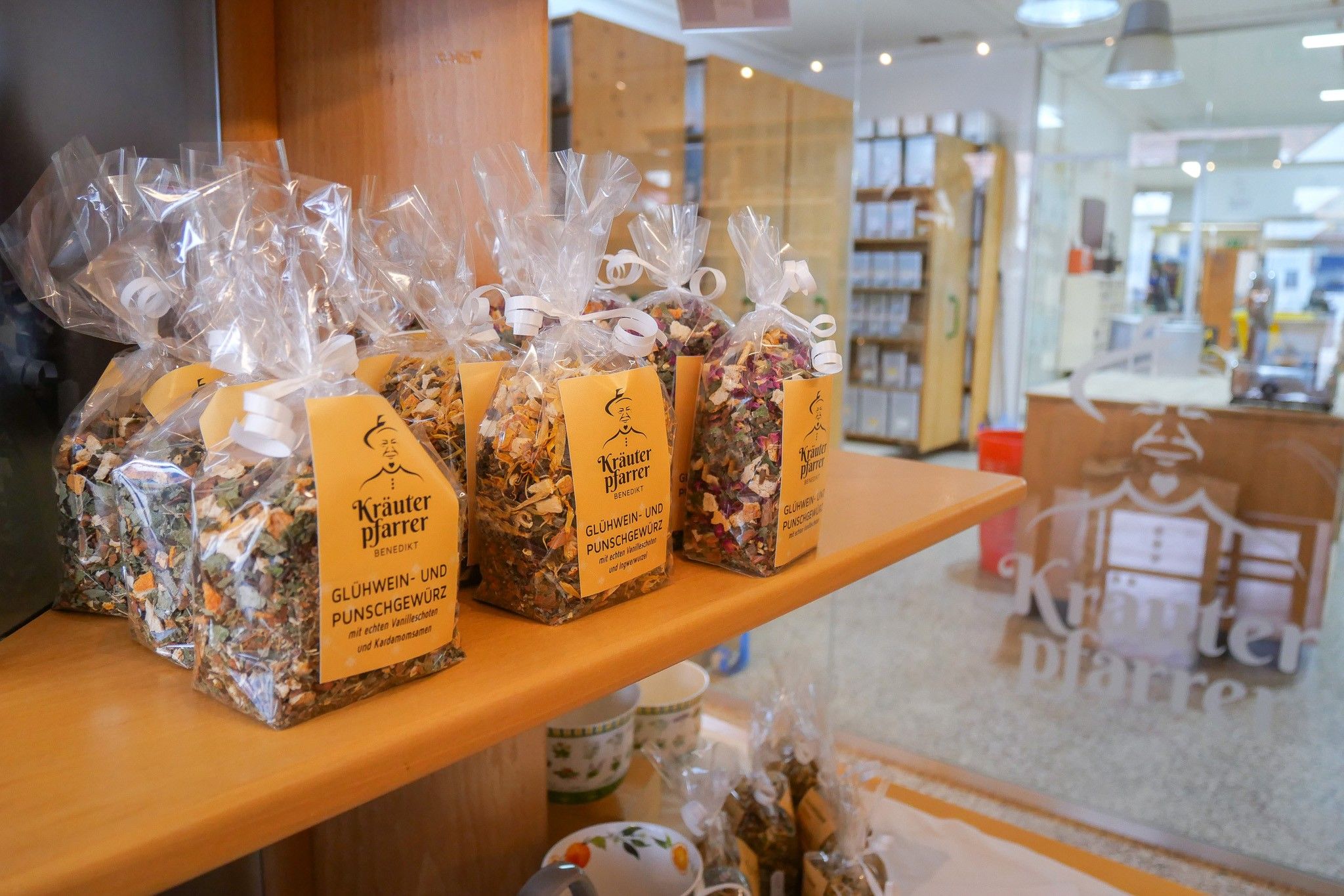 Regal mit Kräutermischungen im Kräuterpfarrer-Zentrum.