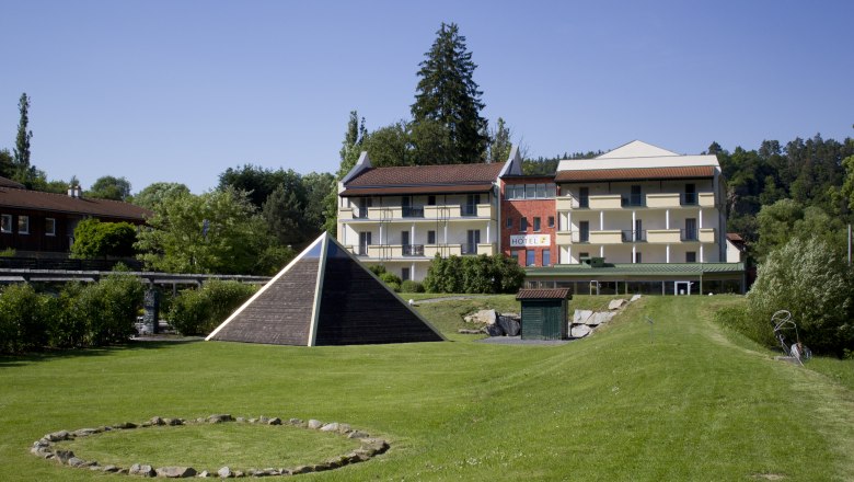 Energiepyramide und Erzengelsteinkreis, © Hotel-Restaurant Liebnitzmuehle GmbH & Co KG